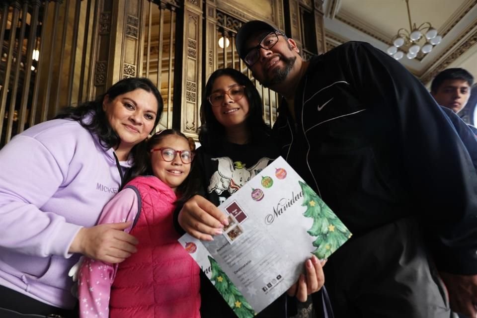 'Venimos cada año a que mi hijo haga su carta, siento que es la mejor manera de entregarla a los Reyes Magos', aseguró Adrián Ramírez, padre de familia.