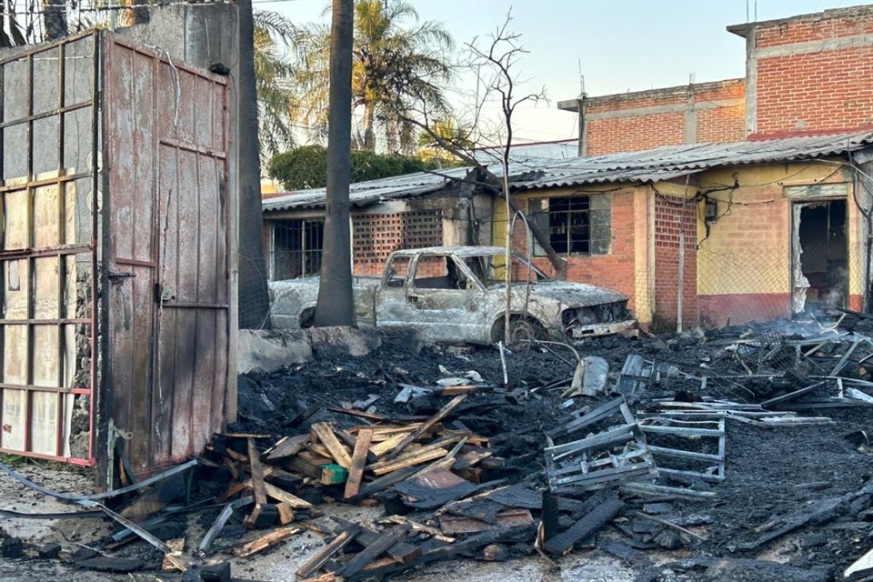 Un incendio en una bodega donde se almacenaba cartón, plástico y madera en Cuernavaca, Morelos, dejó a dos personas sin vida.