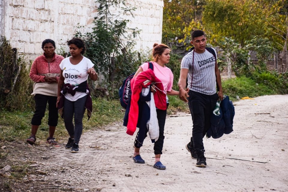 Migrantes de una caravana que se disolvió en Chiapas por promesas del INM acusaron que esa autoridad los abandonó cerca de un albergue.