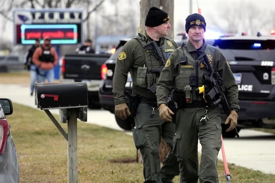 La policía responde a un tiroteo en la escuela Perry en Perry, Iowa.