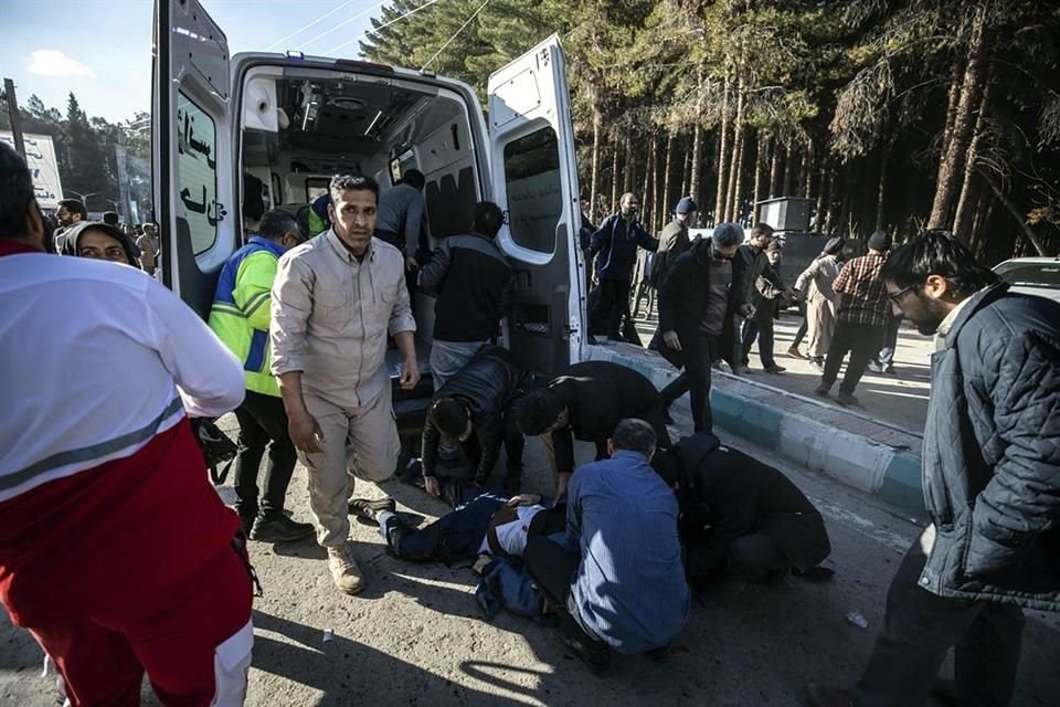 Varios heridos reciben atención tras una explosión en Kerman, Irán.