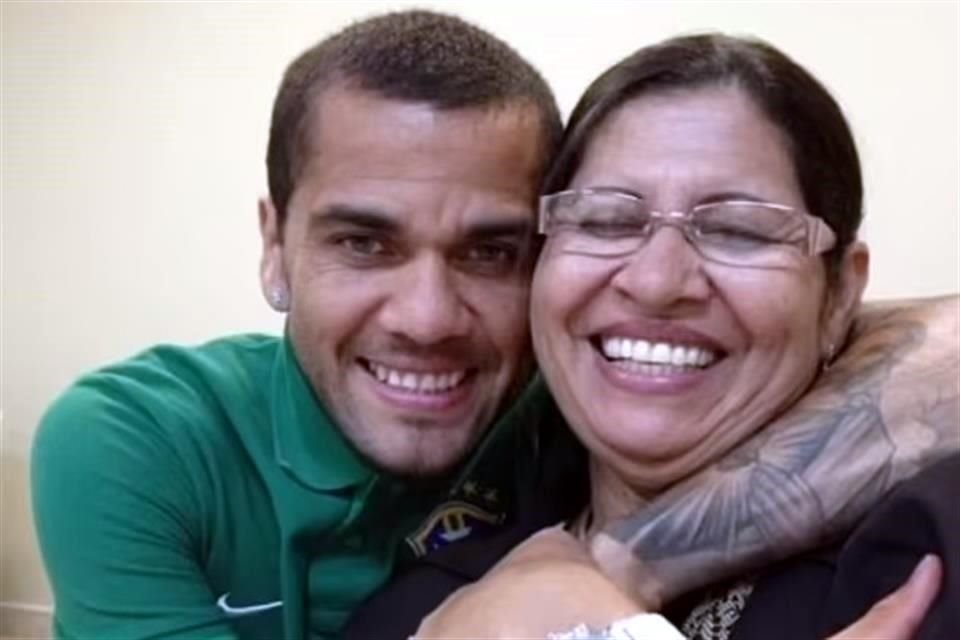 La madre de Dani Alves sale en su defensa.