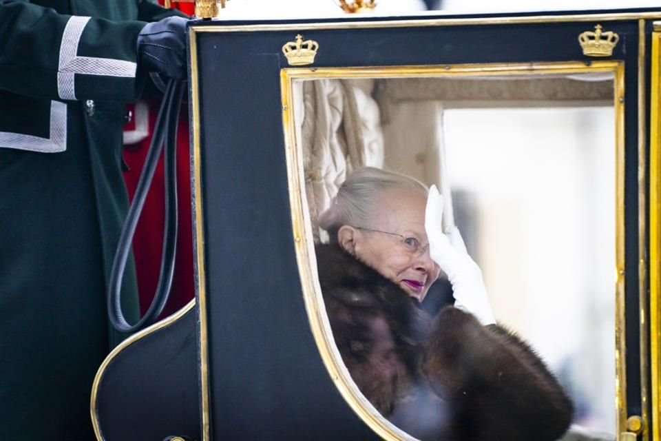 La Reina fue Escoltada por el Regimiento de Húsares, como última celebración de Año Nuevo.