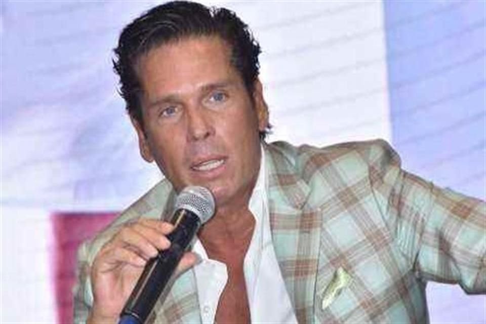 El actor compartió la noticia con dos emotivos mensajes.