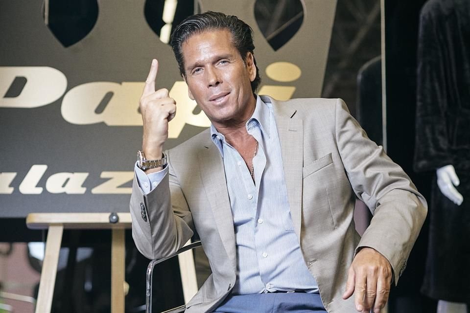 'Gracias papá por darme la vida. Hoy te fuiste con Diosito, vivirás en mi corazón siempre, te amo', escribió el empresario.