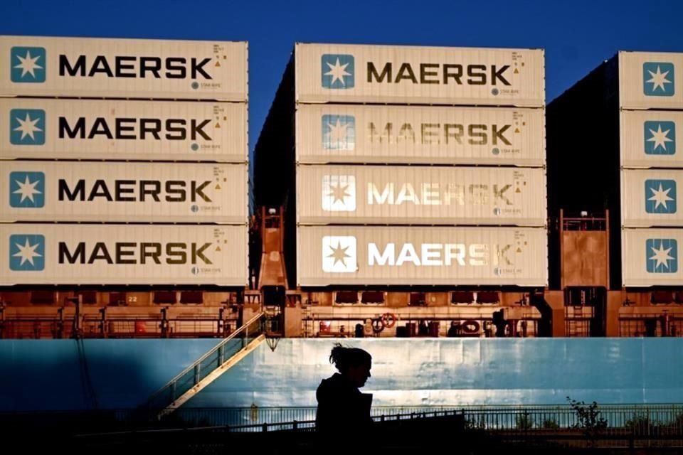 Maersk dijo el 31 de diciembre que suspendería el paso de buques a través de un estrecho clave del Mar Rojo, después de que los rebeldes yemeníes atacaran uno de sus buques mercantes.