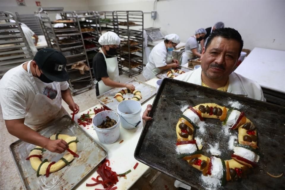 José Piña, ingeniero de producción, detalló que la panadería La Ideal produce alrededor de 15 mil Rosca de Reyes diariamente.