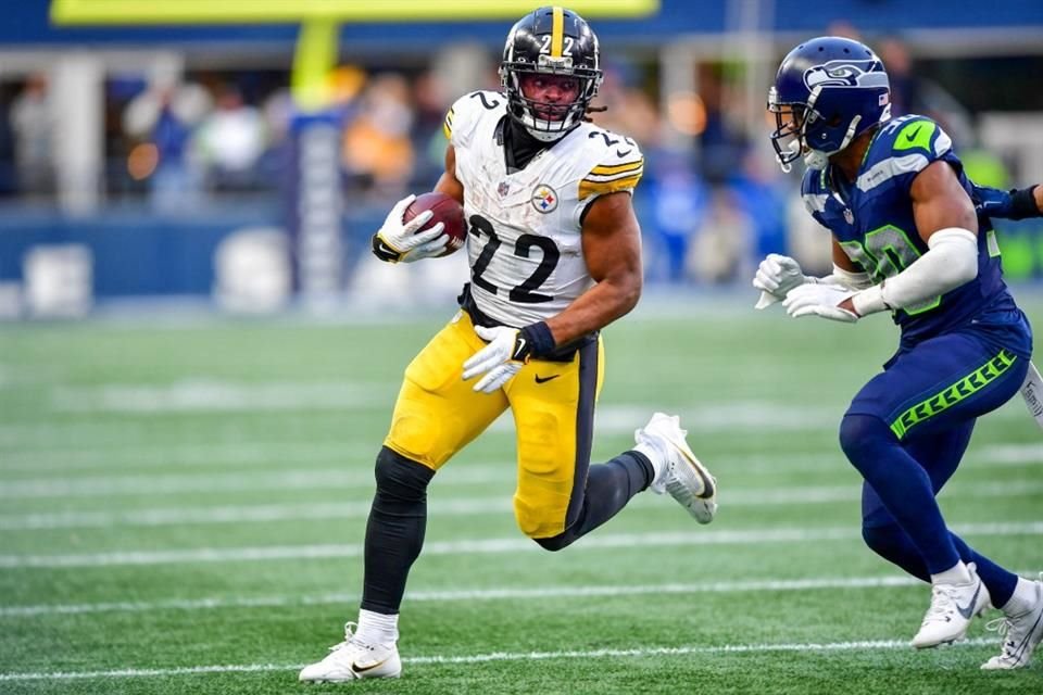 Najee Harris, corredor de los Steelers, está muy cerca de ligar tres temporadas en la NFL con al menos mil yardas en su cuenta personal.