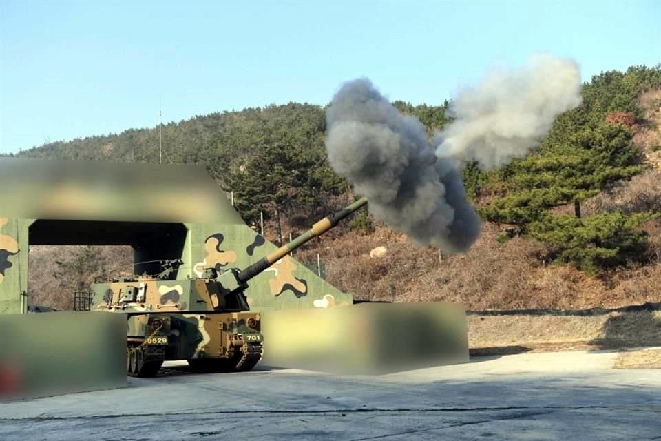 Corea del Sur disparando durante un ejercicio con fuego real en una base en la isla de Yeonpyeong, en las aguas en disputa del Mar Amarillo ante provocaciones de Corea del Norte.