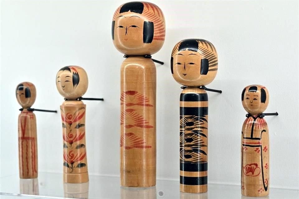 En la exposición figuran, por ejemplo, muñecos a escala kokeshi, de Japón, los cuales, posiblemente, sirvieron de inspiración para crear las matrioshkas rusas a finales del siglo 19.