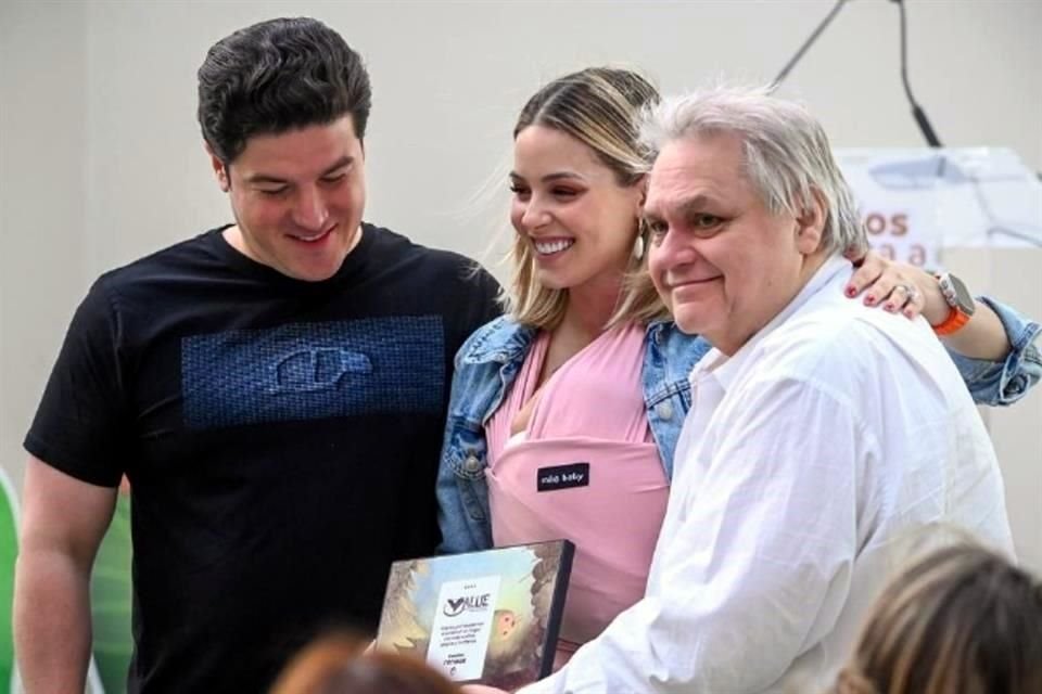 El Gobernador Samuel García compartió en su cuenta de Instagram una fotografía junto a su esposa, Mariana Rodríguez, y el empresario Carlos Bremer.