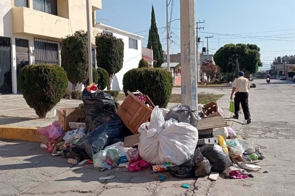 Grandes cantidades de basura comienzan se acumulan en diversas calles de la ciudad de Pachuca, Hidalgo.