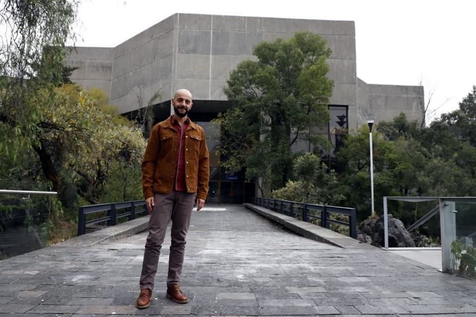 La Sala Nezahualcóyotl de la UNAM, a su espalda, lo vio debutar como actor a los 11 años.