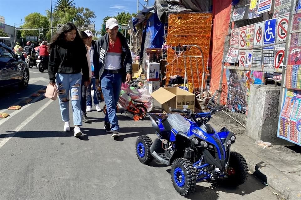 Ayudantes de los Reyes Magos acudieron a distintos puntos de la Ciudad, como lo es en Avenida Circunvalación, en búsqueda de las mejores opciones.