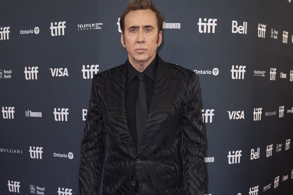 El actor Nicolas Cage llevó, a la celebración de la Revista W, un traje completo semi-formal, en tonalidades oscuras con un acabado brilloso.