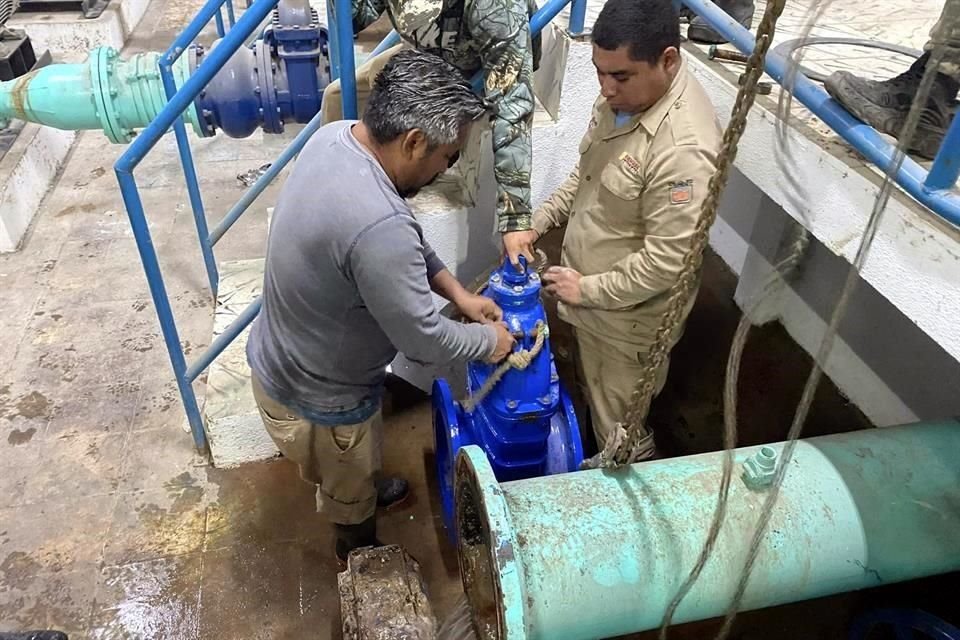 En un inicio el titular de la Comisión Municipal del Agua (Comapa), Eliseo García, dijo que sólo serían cien colonias las afectadas.