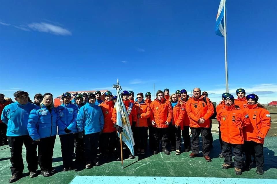 El Presidente argentino, Javier Milei, viajó a la Antártida para dar inicio a un programa de control de la contaminación de plásticos.