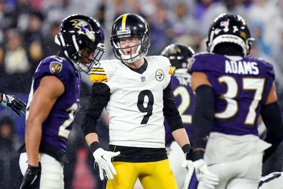 Chris Boswell (9), pateador de Steelers, conversa con jugadores de Ravens.