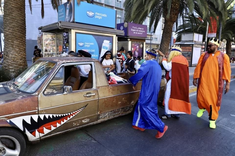 Desde hace 11 años, un club de autos ayuda a los Reyes Magos a repartir ropa y juguetes a niños en situación de calle.