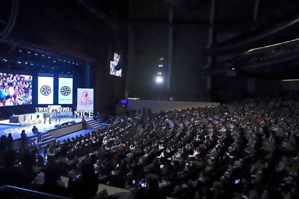 La socialité se presentó ante casi 3 mil personas que acudieron a la cita en el Auditorio Pabellón M.