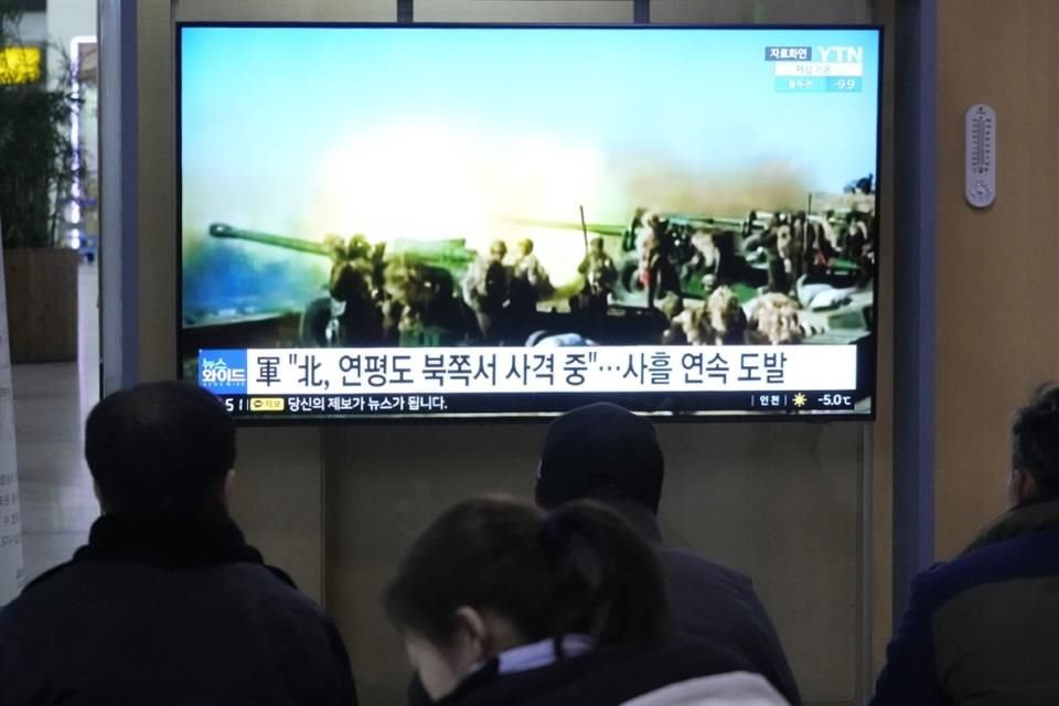 Una pantalla de televisión muestra imágenes de ejercicios militares de Corea del Norte, el 7 de enero del 2024.