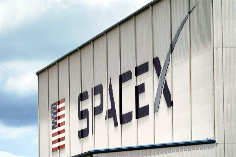 Space X se prepara para lanzar una oferta pública de adquisición en diciembre que venderá las acciones existentes a unos 135 dólares cada una.  