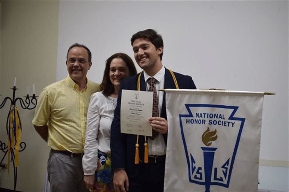 Karen Celebertti, ex directora de Miss Nicaragua, con su esposo Martín Argüello Leiva y su hijo Bernardo.