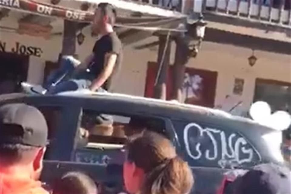 En Mazamitla, camionetas rotuladas con las siglas CJNG y el mensaje 'Feliz día de Reyes', regalaron dulces y juguetes a peatones y turistas.