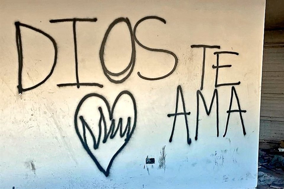 Ante la falta de vigilancia policial, las paredes de la casa han sido grafiteadas con mensajes de todo tipo.