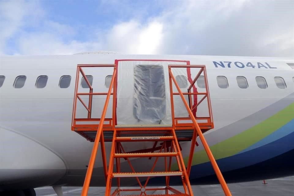 Esta fotografía publicada por la Junta Nacional de Seguridad en el Transporte muestra un enorme agujero donde había estado la puerta con paneles en el vuelo 1282 de Alaska Airlines.