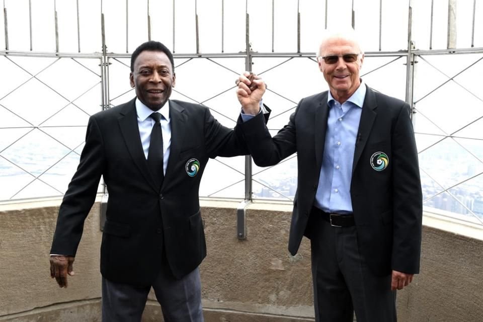 Pelé y Franz Beckenbauer, leyendas del New York Cosmos, posaron en el Empire State en 2015 en un evento para lanzar el inicio de la temporada de primavera.