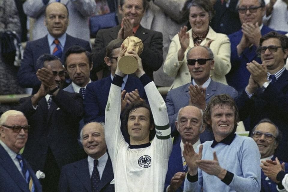 Alzó la Copa del Mundo en el Estadio Olímpico de Múnich en 1974, cuando Alemania derrotó 2-1 a Holanda en la Final.