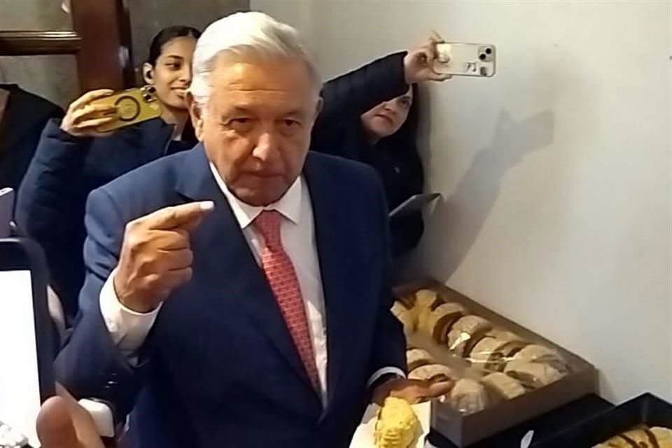 El Presidente habló mientras partía Rosca de Reyes con reporteros.