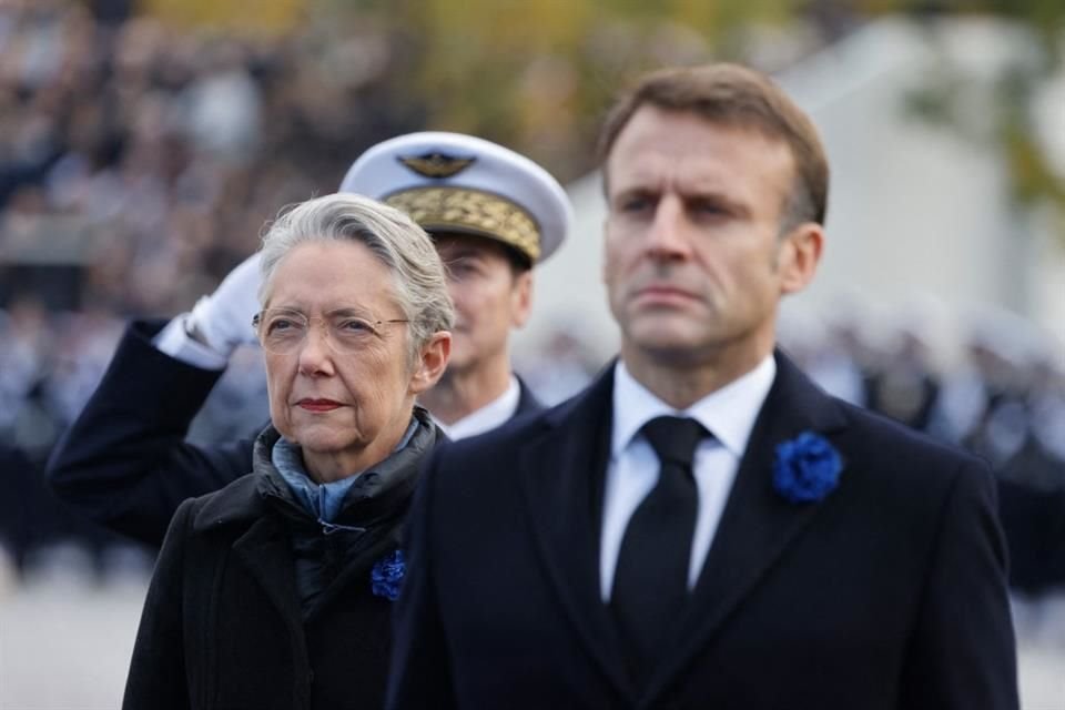 El Presidente francés, Emmanuel Macron, en compañía de la Primera Ministra Elisabeth Borne durante una ceremonia en el Arco del Triunfo, el 11 de noviembre del 2023.