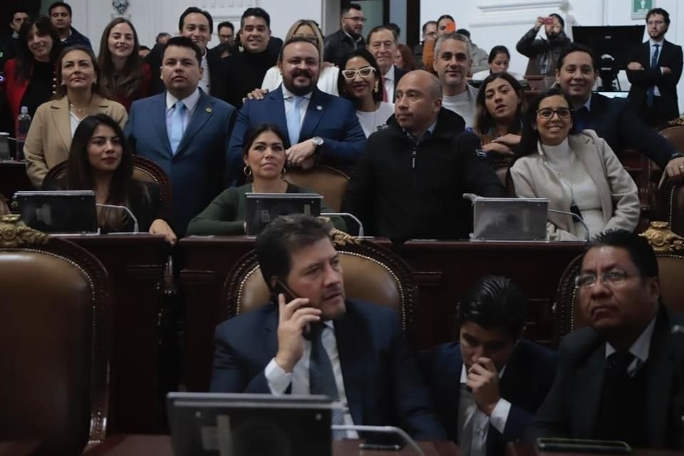 De 65 diputados presentes, hay 15 oradores para manifestar sus argumentos en contra o a favor.