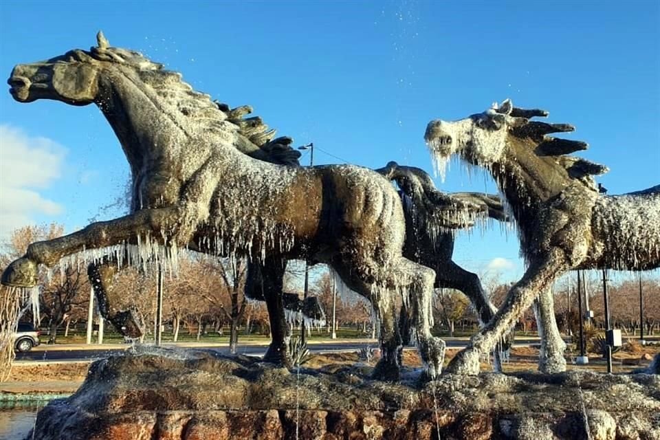 En Ciudad Juárez, el monumento 'Los Indomables' se congeló.