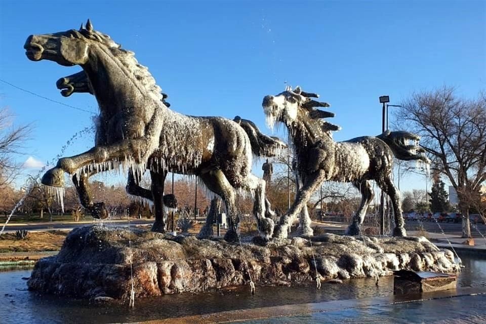 En Ciudad Juárez, el monumento 'Los Indomables' se congeló.