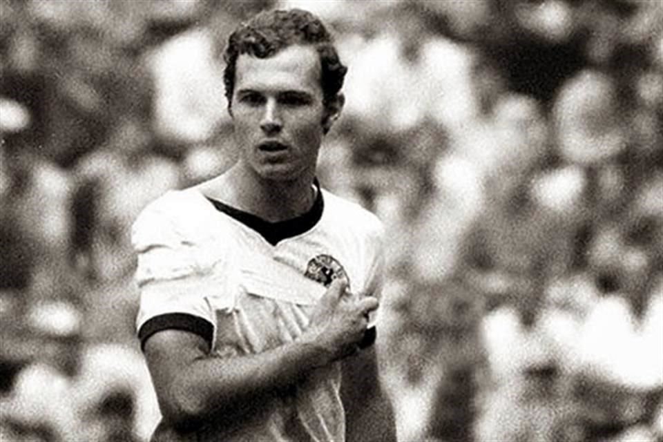 Uno de los momentos icónicos del 'Káiser' Franz Beckenbauer, fue en el Mundial México 1970, cuando tuvo que jugar lesionado al no haber más cambios en el denominado 'Partido del Siglo' ante Italia.