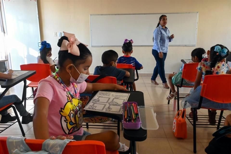 Los niños acudieron hoy sin uniforme y se pidió a los padres proveerles de repelente contra mosquitos, ante el temor del dengue.