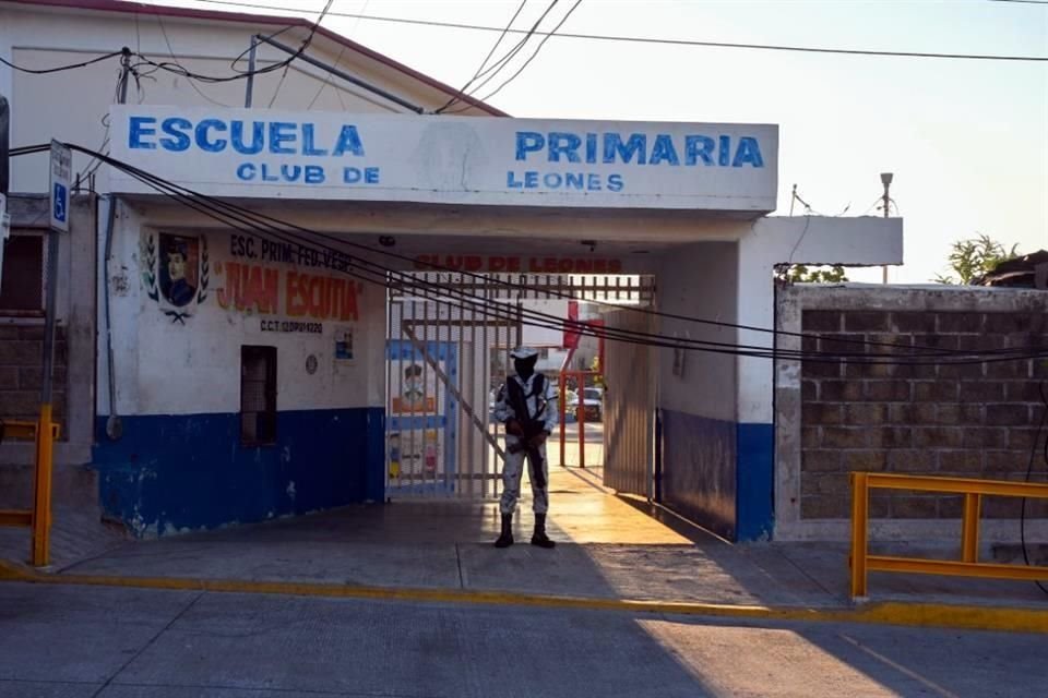 Un plantel escolar usado por la Guardia Nacional, desplegada en el puerto ante la contingencia luego del paso del huracán 'Otis'.