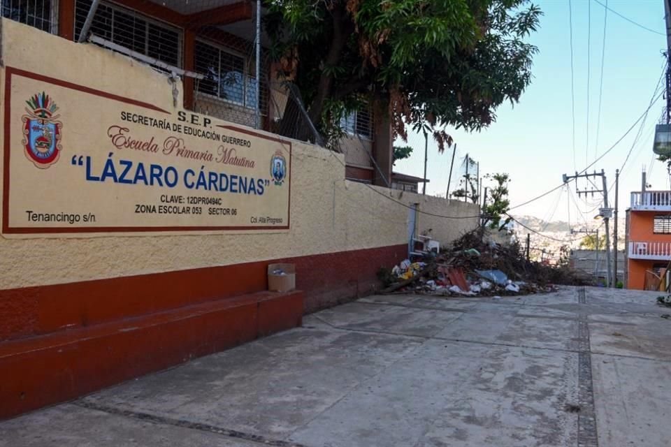 Preocupa la acumulación de basura en los alrededores de algunos planteles, ya que representan un foco de infección.