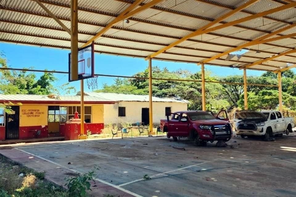 Posteriormente, durante el recorrido en el pueblo encontró la primaria Guillermo Prieto destrozada, casas y vehículos baleados, así como la alerta de al menos 15 desaparecidos.