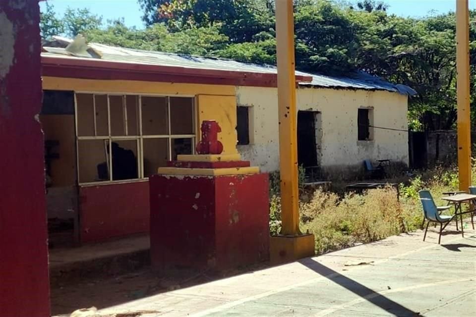 'Rastros de bombas lanzadas desde drones en esa comunidad que quería frenar la incursión de 'La Familia Michoacana' por la zona que colinda con San Miguel Totolapan y Apaxtla'.