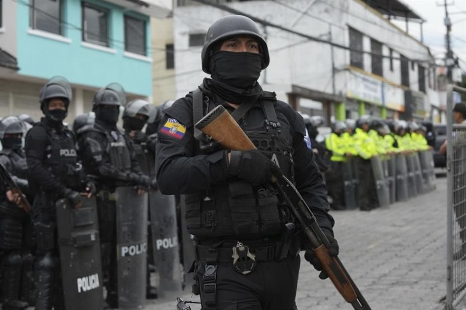 Policías y soldados se encuentran afuera de la prisión El Inca después de que comenzaron los disturbios en el interior en Quito, Ecuador, el lunes 8 de enero de 2024.