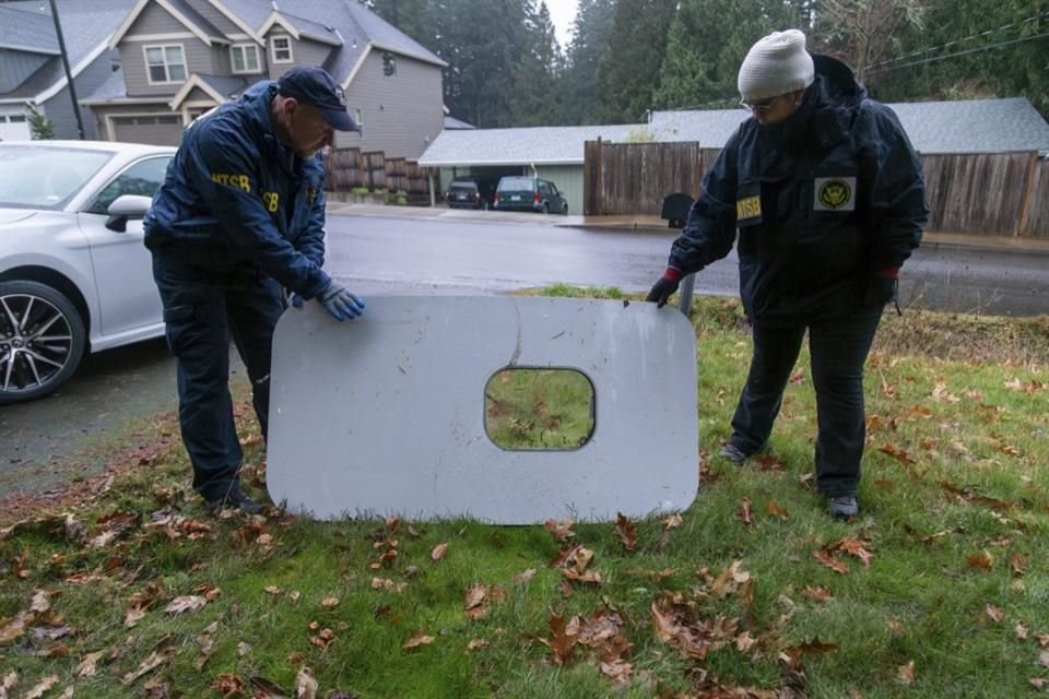 Un panel que se desprendió de un Boeing 737 fue encontrado en Portland, Oregon, el 8 de enero del 2024.