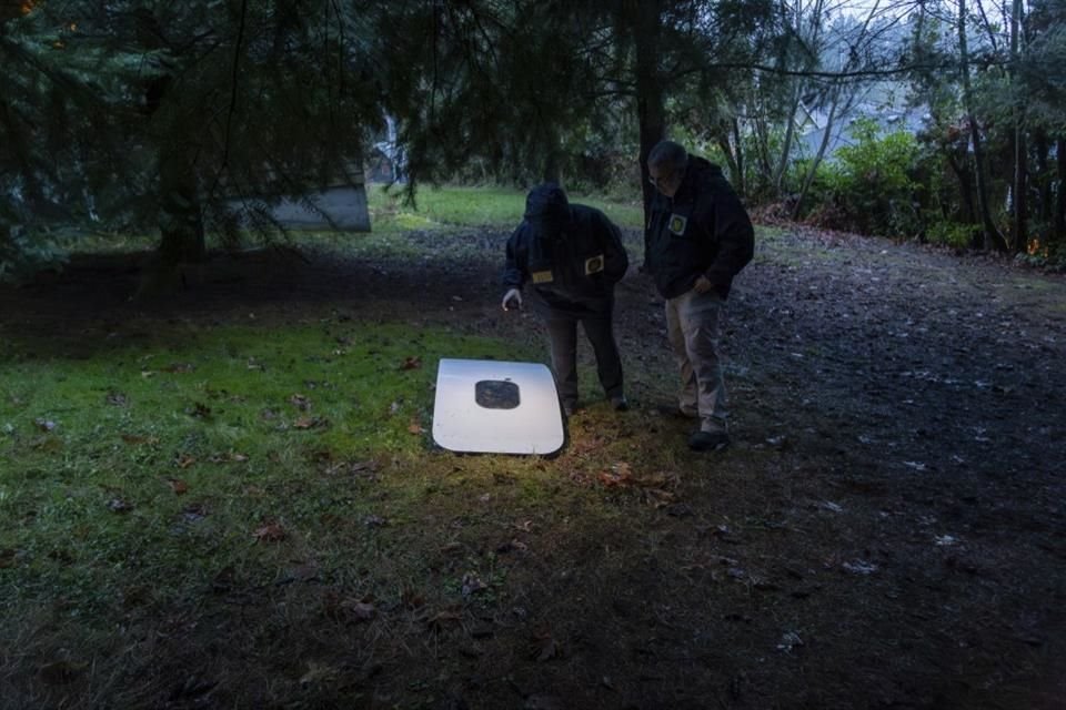 Un panel que se desprendió de un Boeing 737 fue encontrado en Portland, Oregon, el 8 de enero del 2024.