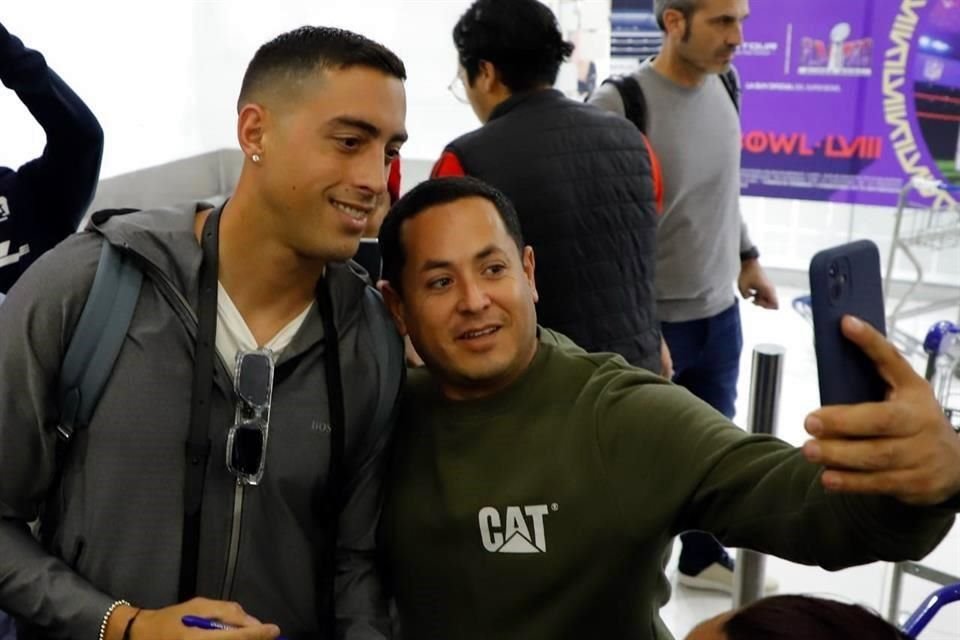 Funes Mori se tomó fotos con aficionados a su llegada a la capital del País para vestirse con la camiseta auriazul.