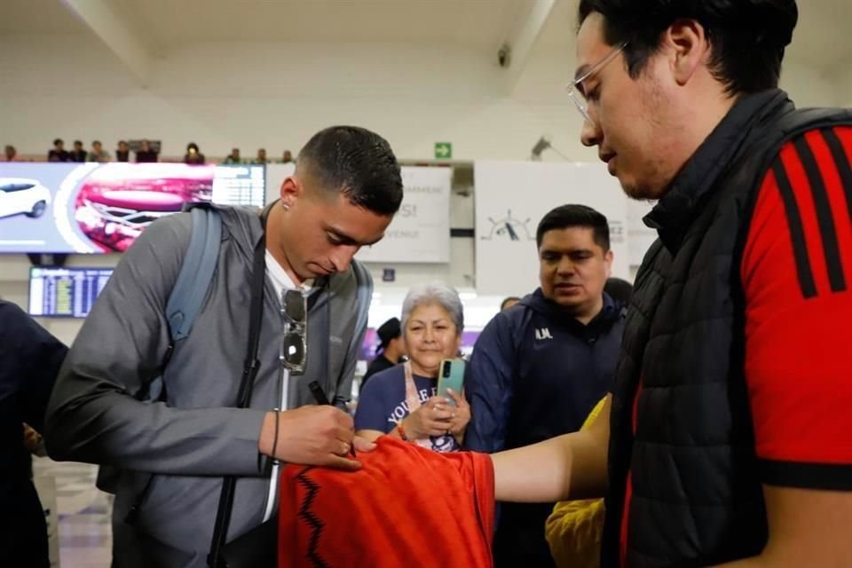 Rogelio Funes Mori firmó playeras de la selección mexicana, con quienes fue mundialista en Qatar 2022.