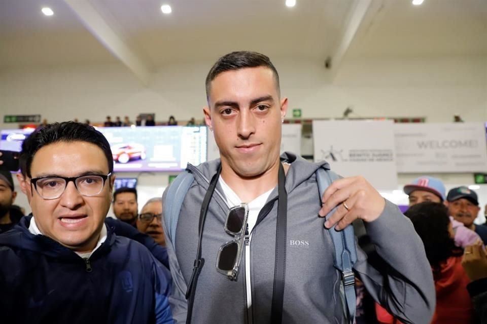 El delantero Rogelio Funes Mori arribó esta noche a la Ciudad de México procedente de Monterrey para convertirse en nuevo jugador de los Pumas.