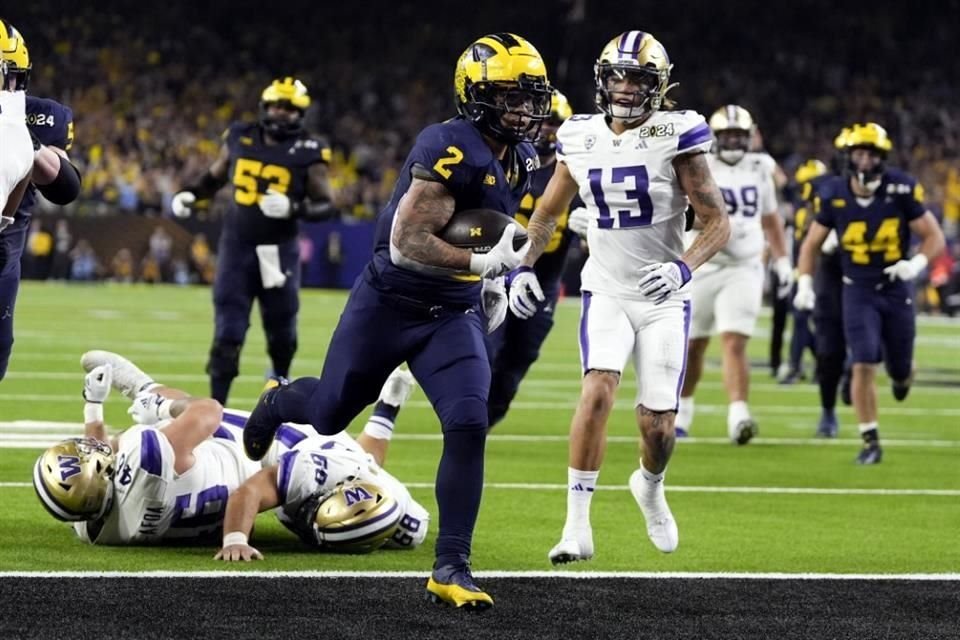 Blake Corum anotó un par de touchdowns por acarreo para Michigan.